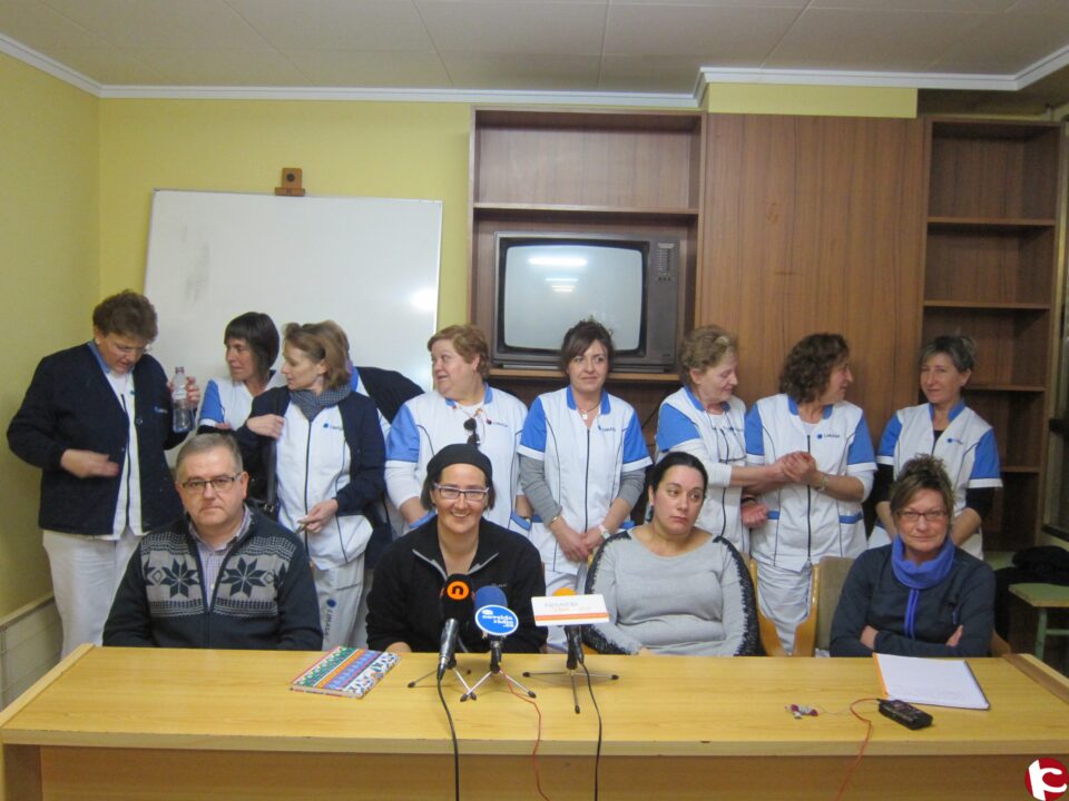 Las trabajadoras del servicio de limpieza municipal denuncian la rebaja de un 40% en el presupuesto y horas de la próxima adjudicación