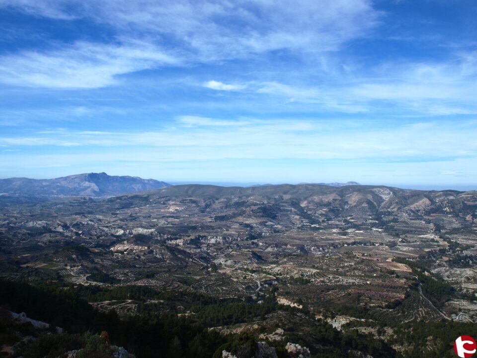 Subida a la Serrella por Les Agulles dels Frares de AVIANA