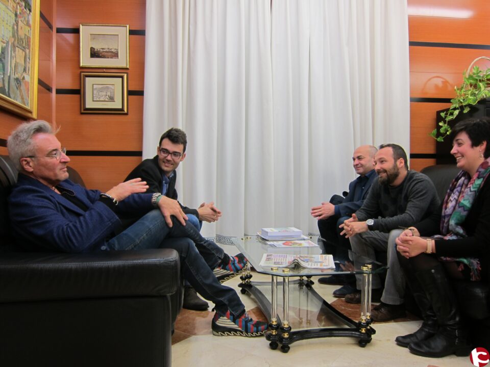 El alcalde recibe al productor y al director de Sueños de Sal para desearles suerte en la gala de los Goya