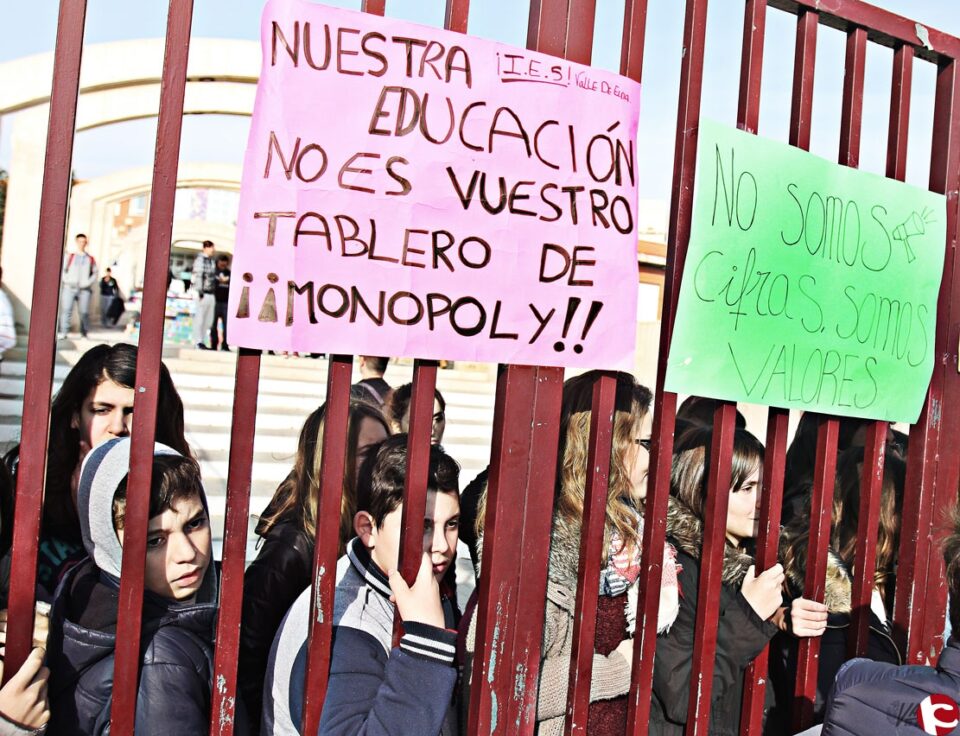 La manifestación de los alumnos del IES Valle de Elda paraliza las clases