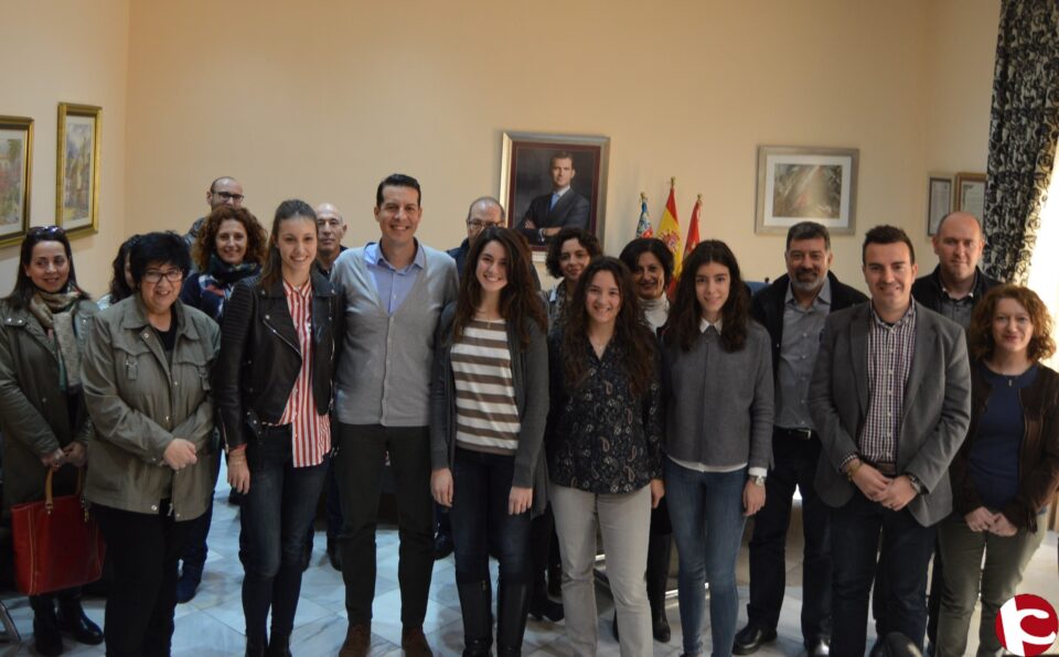 El alcalde recibe a los alumnos que han finalizado la Educación Secundaria con mejor expediente académico