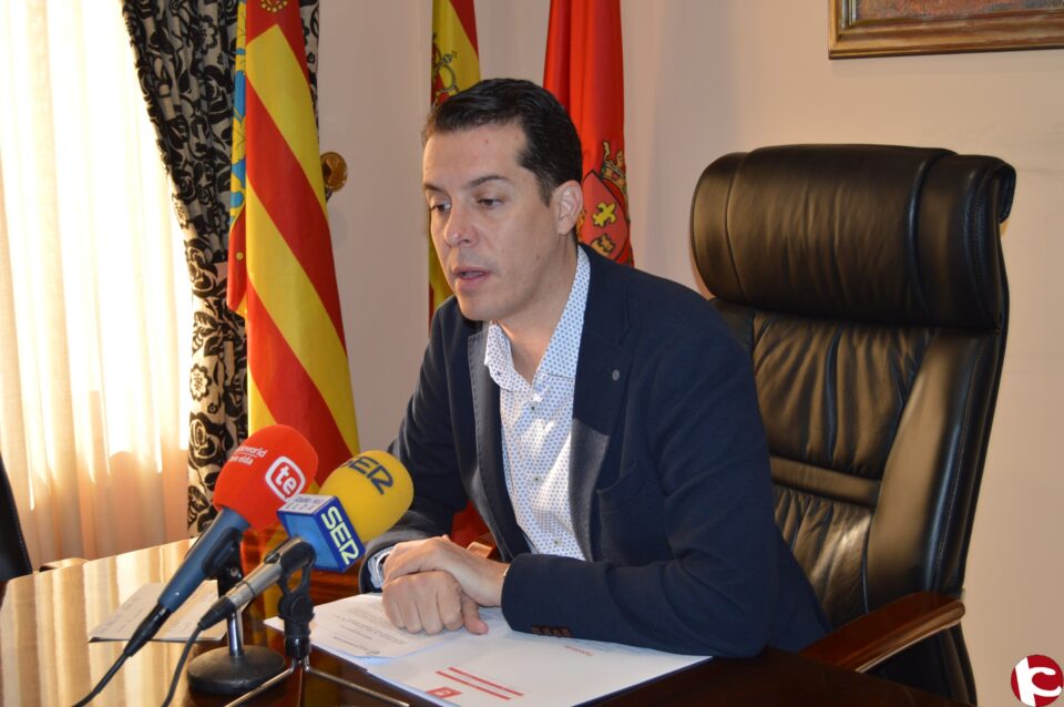 El alcalde impulsa una iniciativa pionera para que se introduzcan criterios sociales en los contratos del Ayuntamiento