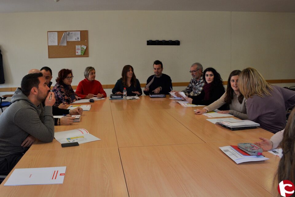 Los ediles de Juventud y Educación se reúnen con los institutos de Elda y Petrer para promocionar el Baúl del Estudiante