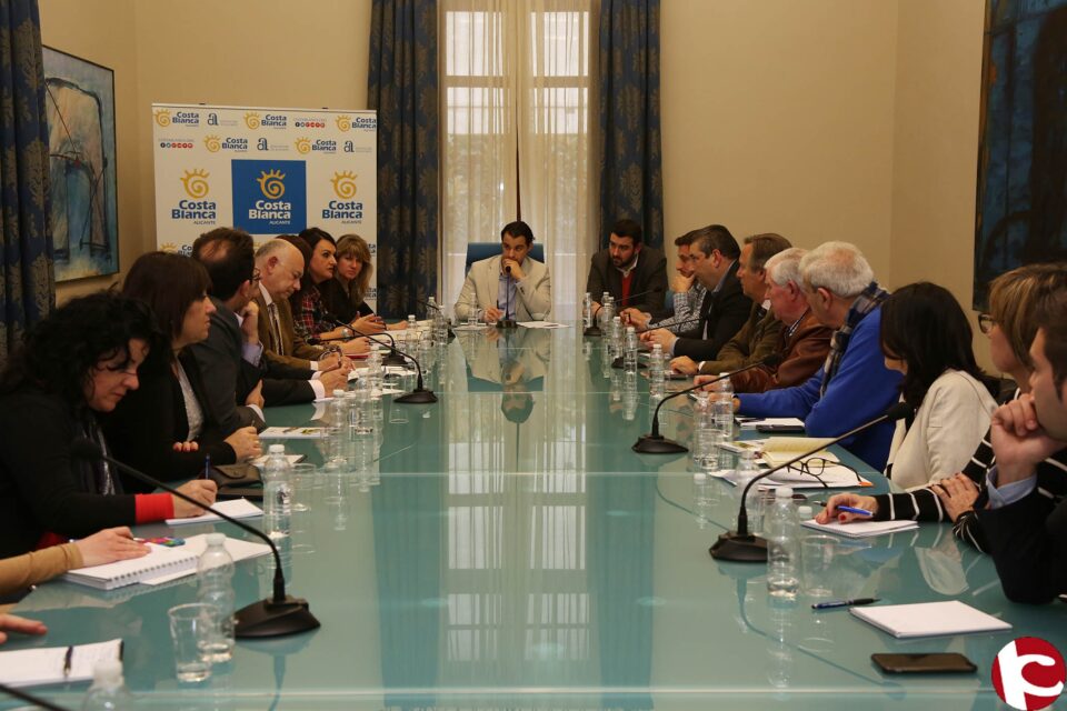 El sector turístico alicantino y la Diputación acuerdan por unanimidad solicitar el Consell la paralización de los decretos turísticos y deportivos