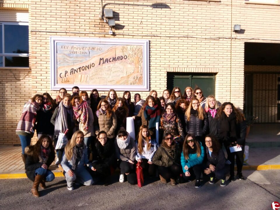 Los alumnos de 2º EI del IES VALLE DE ELDA con el CEIP Antonio Machado