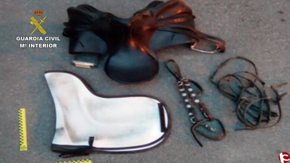 La Guardia Civil recupera 9 sillas de montar y 36 cabezadas en Petrer y detiene al presunto autor