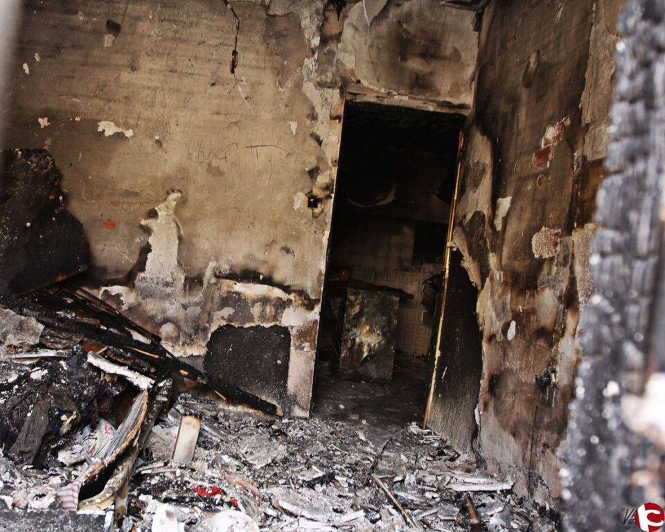 La Policía Local de Petrer rescata a un invidente de un incendio que ha calcinado su vivienda