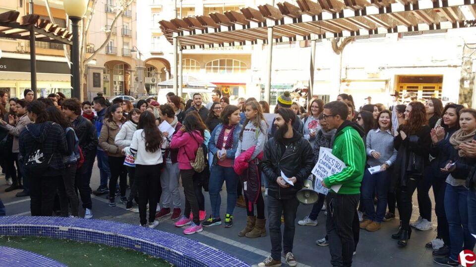 Medio centenar de alumnos se concentran en la Plaza Sagasta contra las nuevas medidas implantadas en la educación pública