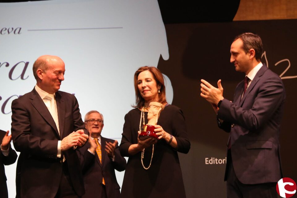 La escritora vallisoletana Reyes Calderón se alza con el Premio Azorín de Novela 2016 con su trabajo Dispara a la luna