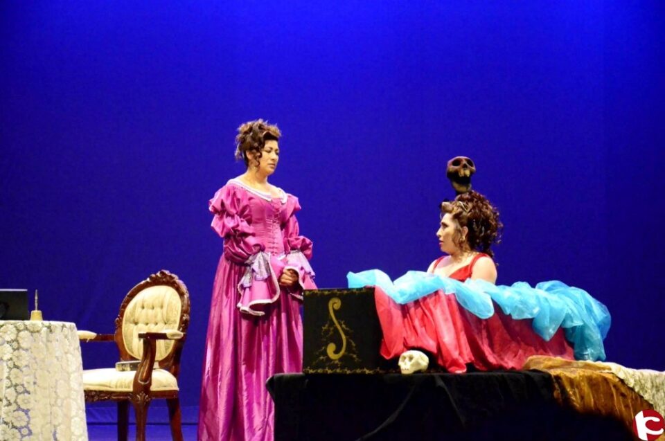 La Sede Universitaria de Villena presenta la obra de teatro Sarah y Nora toman el té a las cinco
