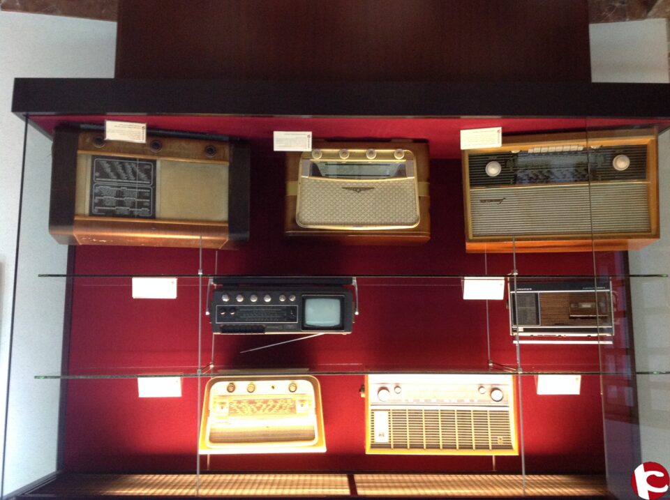 El teatro Wagner exhibe siete aparatos de radio fabricados entre 1947 y 1978