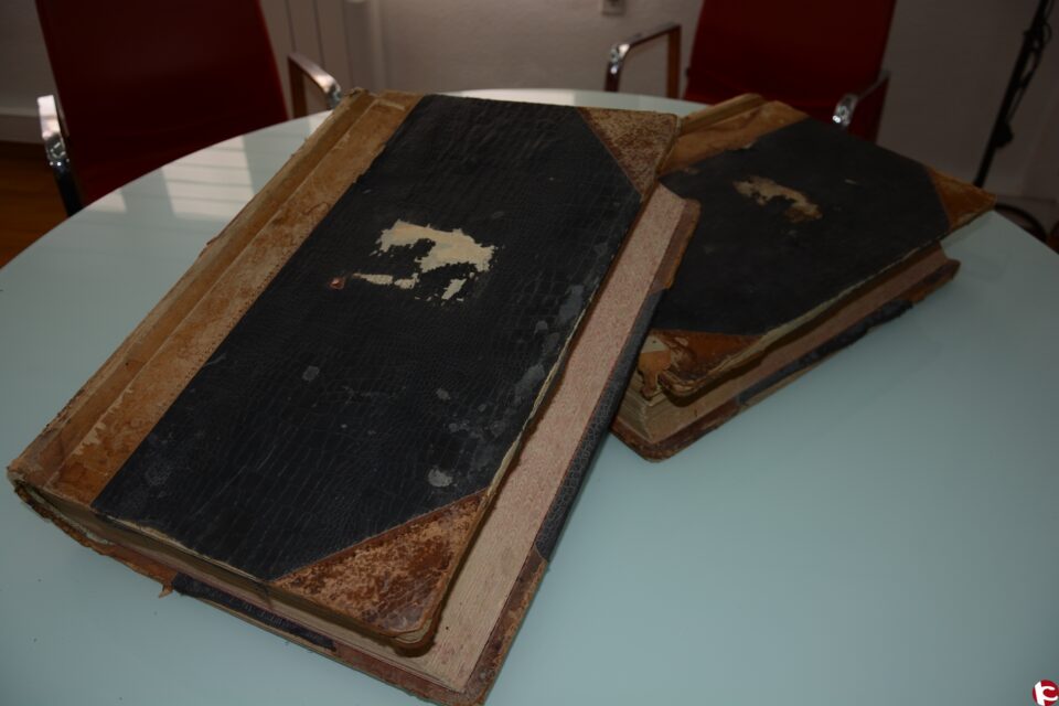 Un particular dona dos libros del Sindicato Agrícola de Pinoso para el Archivo Municipal