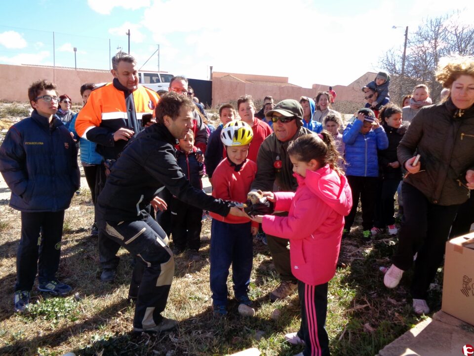 Medio centenar de personas celebran el Día del Árbol