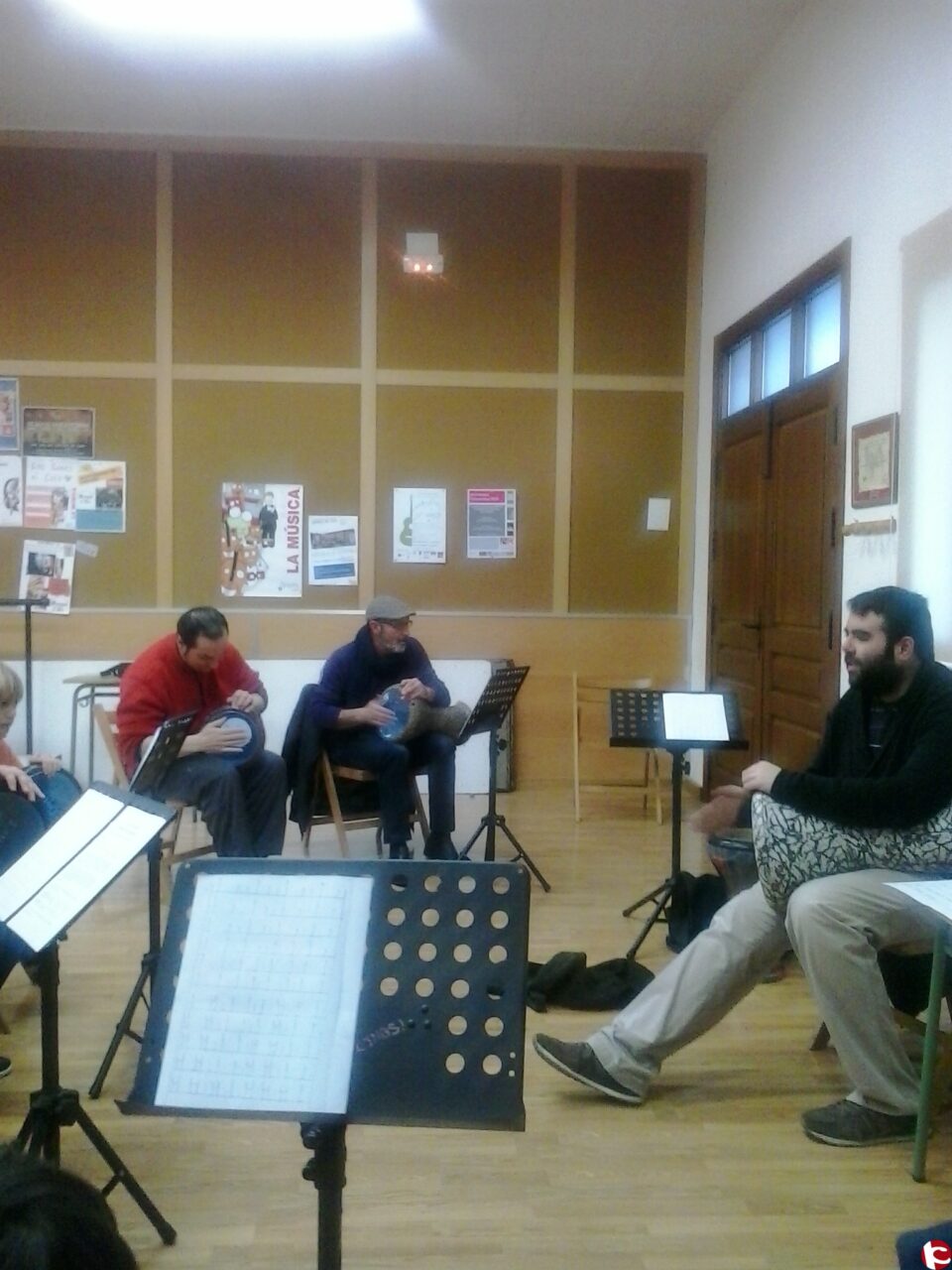 El pasado sábado se celebrÓ el taller de iniciación a la "darbuka"