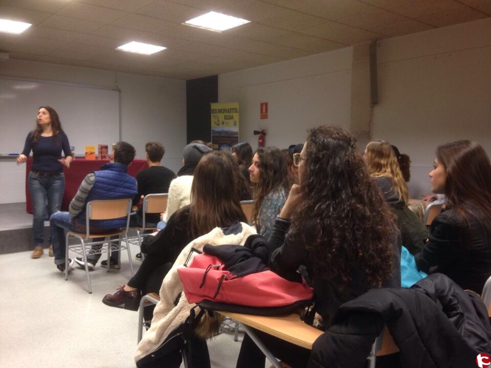 Alumnos de bachiller mantienen un encuentro con la narradora Raquel López