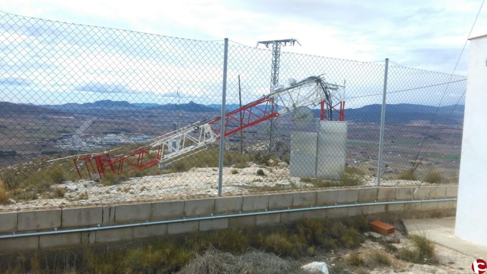 La caída de una antena en Sierra de la Villa ha provocado daños en el cableado de alta tensión que nutre a parte de la ciudad