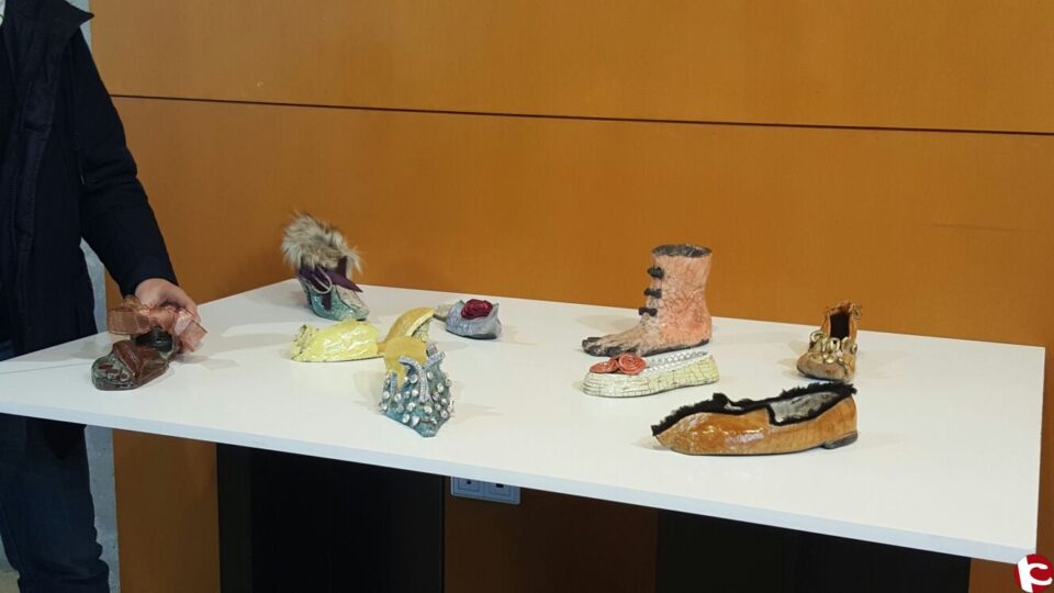 Una reconocida artista holandesa dona nueve esculturas al Museo del Calzado