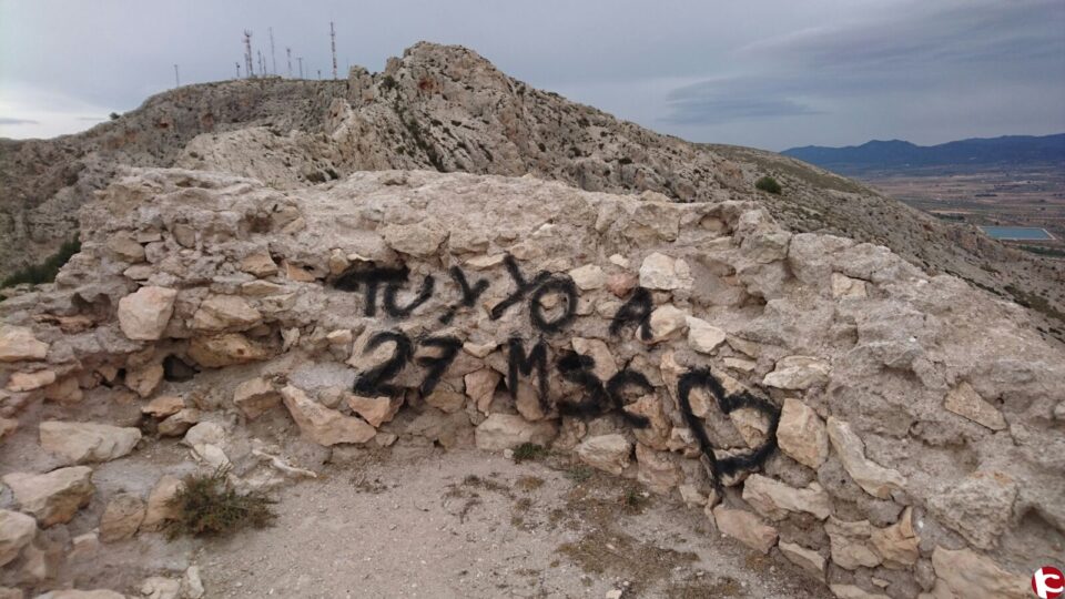 Retiradas las pintadas en el Castillo de Salvatierra