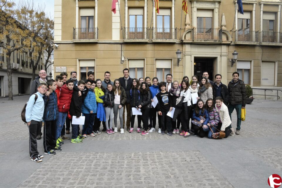 Más de una treintena de alumnos del IES Valle de Elda recorren el casco histórico de la ciudad con guías en cuatro idiomas diferentes