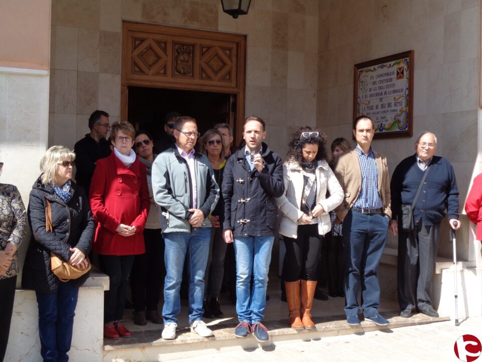 PINOSO MUESTRA SU CONDENA AL ATENTADO TERRORISTA CON UN MINUTO DE SILENCIO