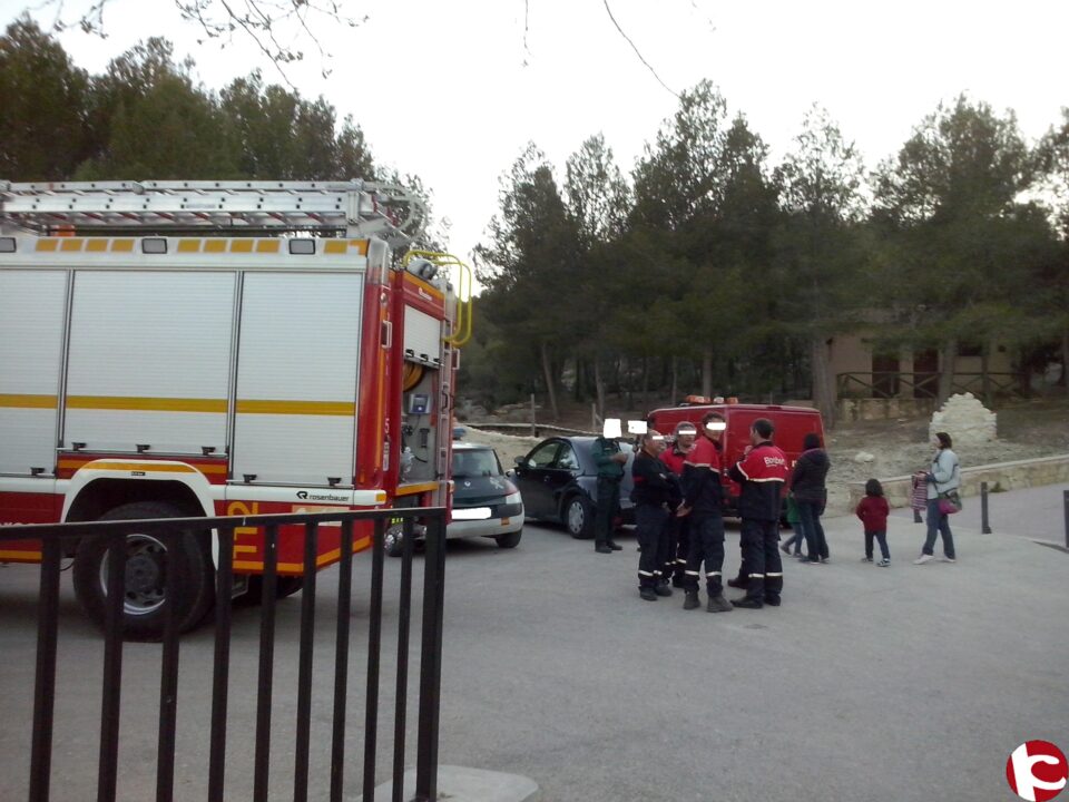 Los bomberos de Villena rescatan a una señora tras una caída en una senda en la vecina localidad de Cañada.