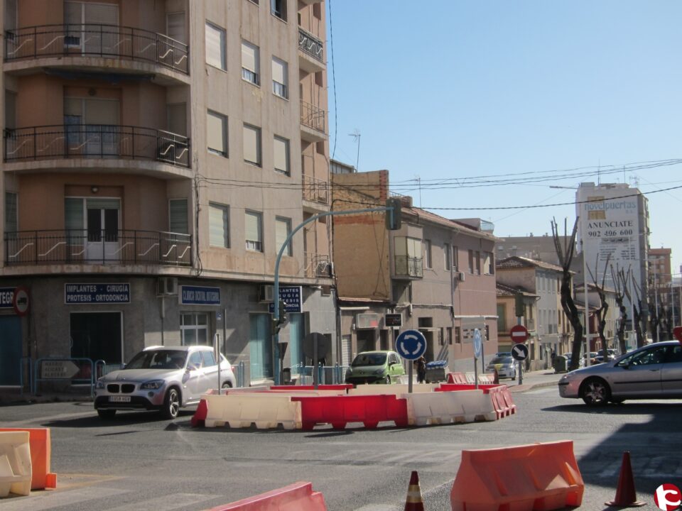 Tráfico instala una rotonda en pruebas en el cruce de la Avenida de Elche con Reyes Católicos