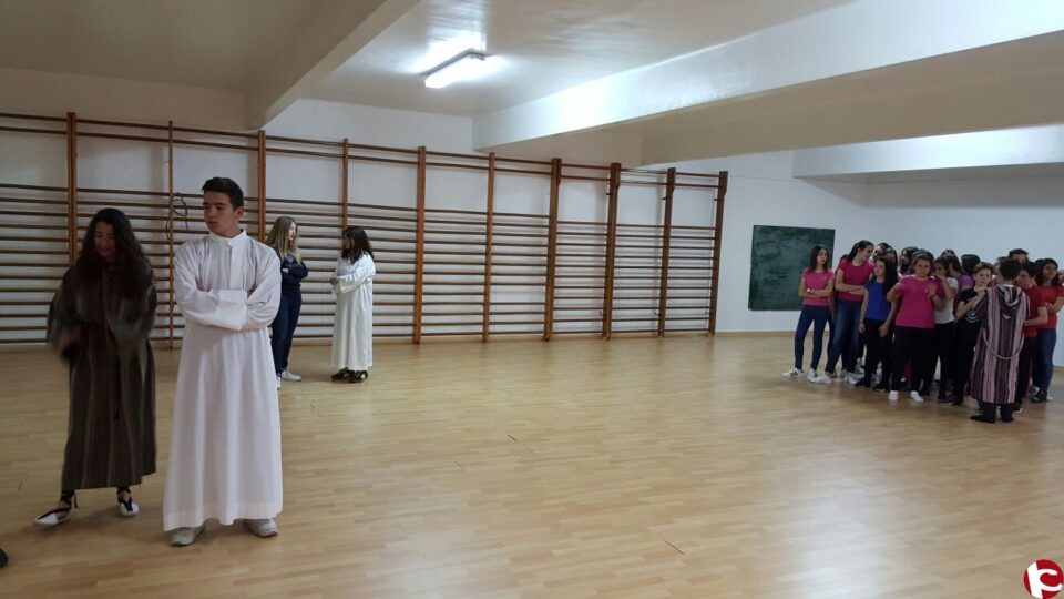 Decenas de alumnos del centro Carmelitas ultiman la representación del musical "Jesucristo Superstar"