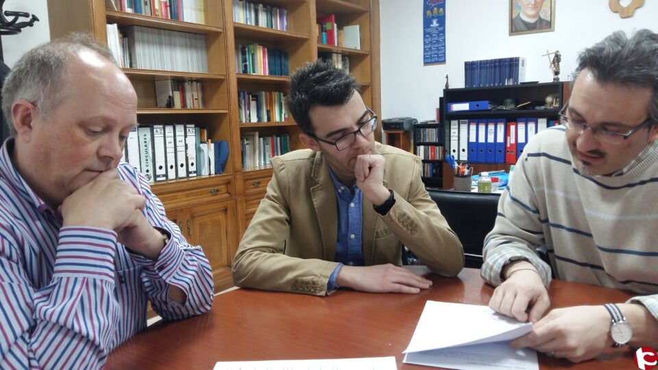 El Ayuntamiento y el colegio Padre Dehon firman un acuerdo de colaboración para la utilización municipal de la sala de cine