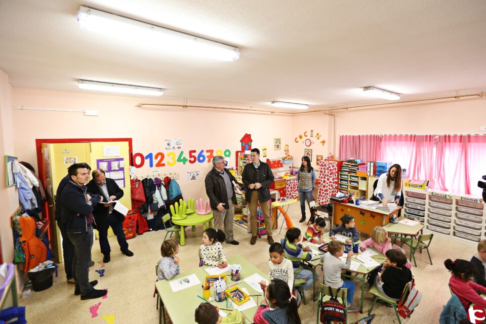 El Ayuntamiento acomete mejoras en el sistema eléctrico del colegio Juan Rico y Amat con un montante de 26.000 euros