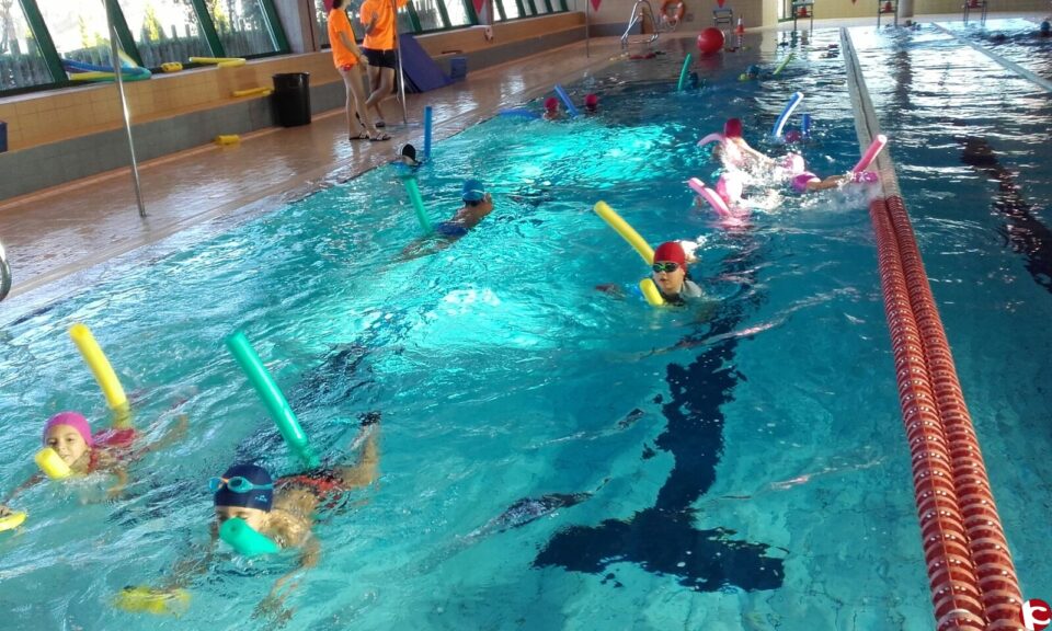 800 INSCRITOS COMIENZAN ESTA SEMANA LOS CURSOS DE NATACIÓN EN ASPE
