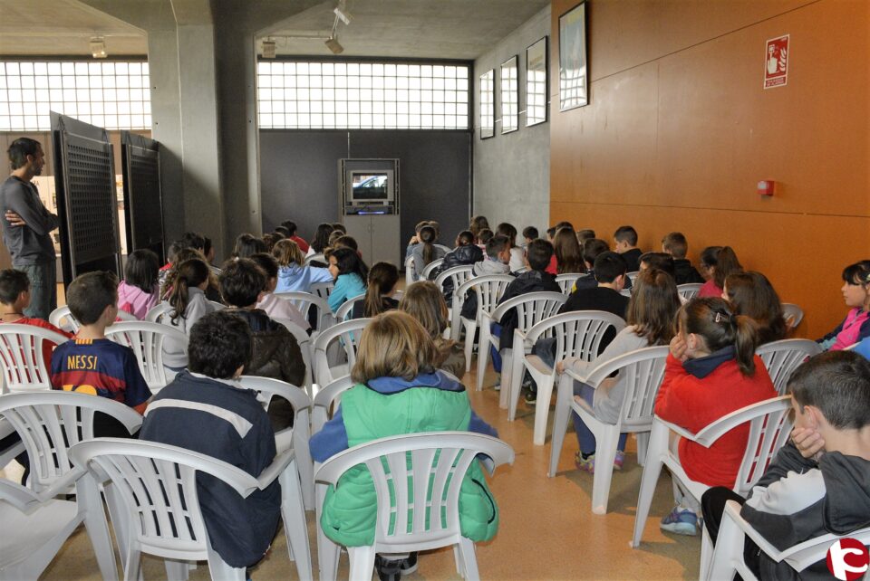 Los escolares de Elda visitan la exposición Caperucita camina sola para concienciarse de que pueden ir andando solos al colegio