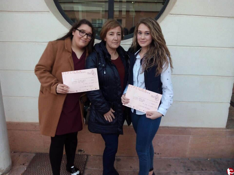Las alumnas del IES Las Fuentes de Villena María Fillols López y Claudia Beneyto Català reciben el Primer y Tercer Premio