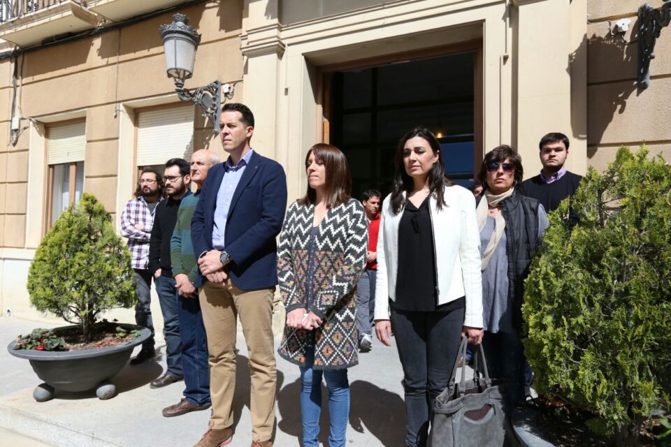 La corporación municipal guarda un minuto de silencio por las víctimas de la violencia de género