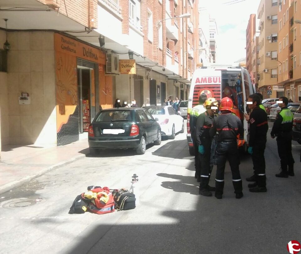 Los servicios de emergencia evacuan a una persona enferma desde un 7º piso hasta la calle