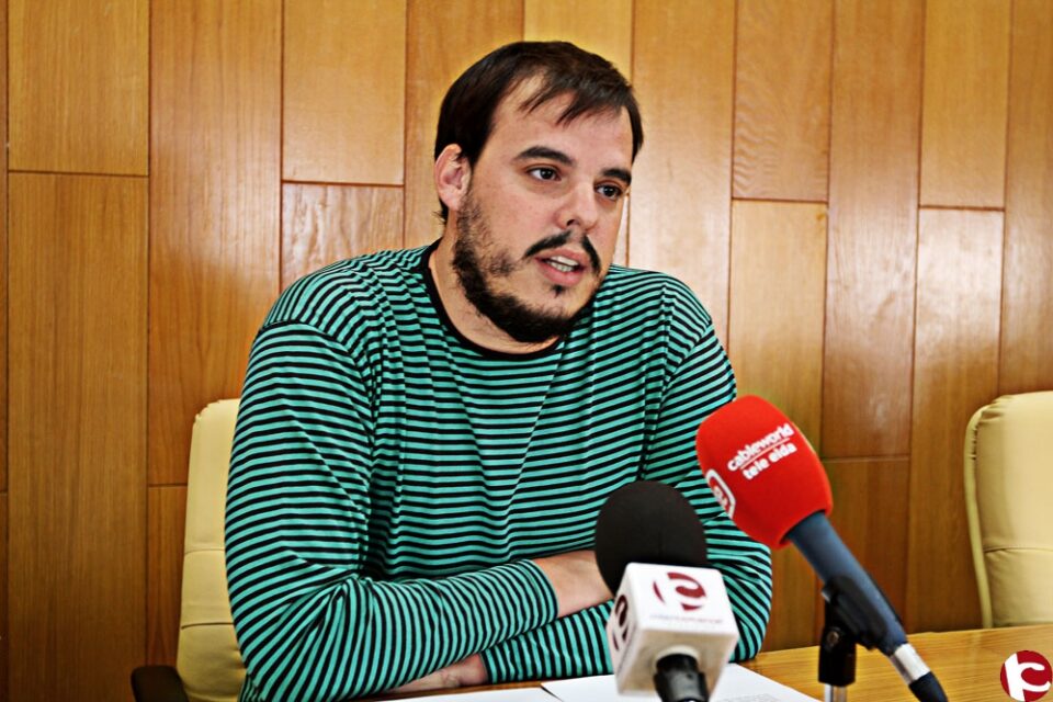 IU celebra el día de la II República y su bandera ondea en el balcón de su despacho