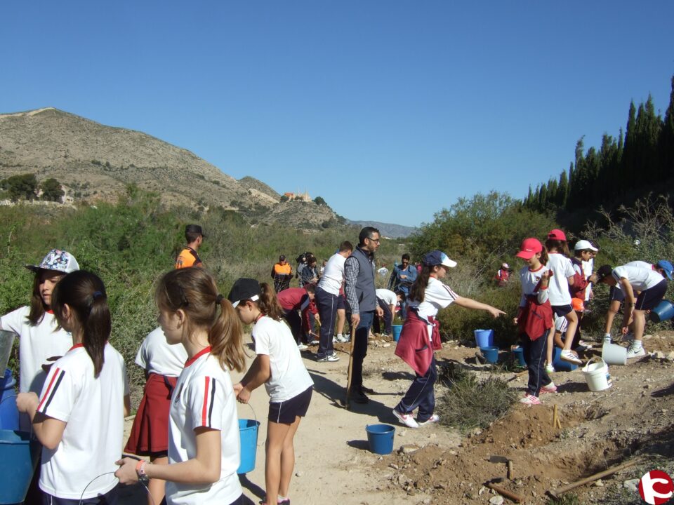 La Concejalía de medio Ambiente del Ayuntamiento de Novelda lleva a cabo la tradicional repoblación con escolares del municipio en el Rio Vinalopó.