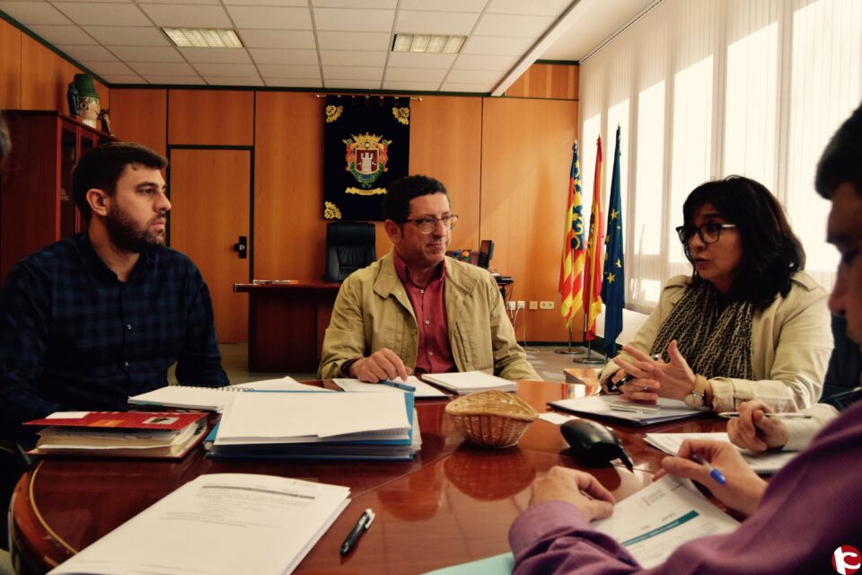 La directora de EIGE se compromete a rehabilitar varias viviendas sociales de Petrer