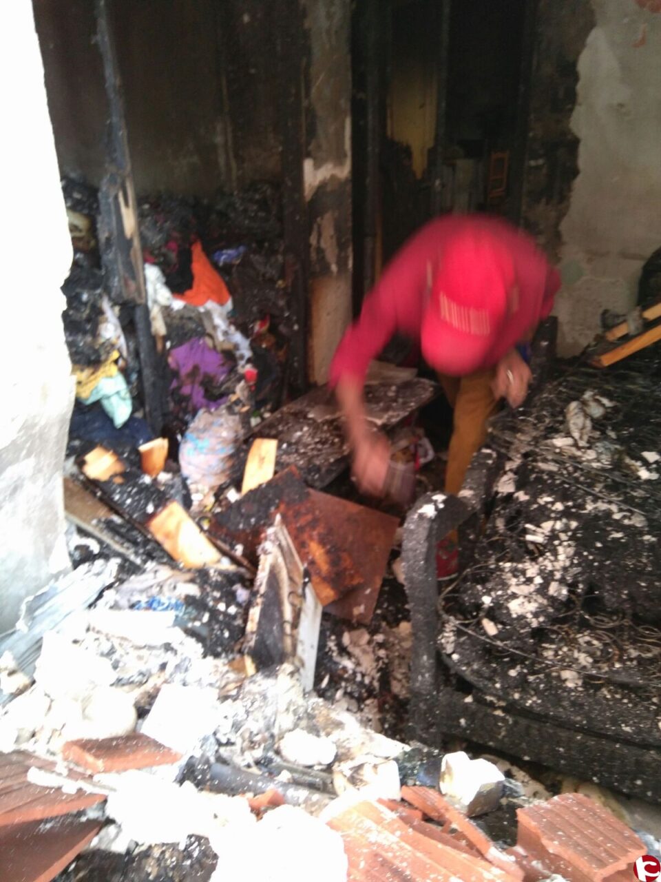 Un incendio calcina una vivienda en Elda y su inquilina sale ilesa gracias a la actuación de un vecino