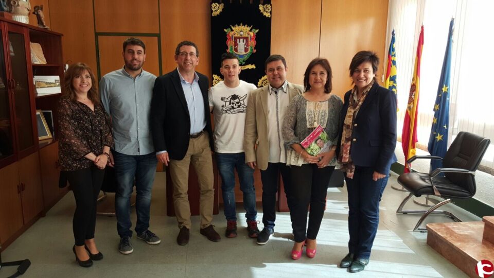 El alcalde de Petrer recibe al vigente campeón de Masterchef