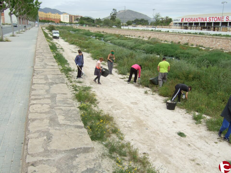 Servicios Públicos lleva a cabo el mantenimiento de la limpieza del cauce del Vinalopó