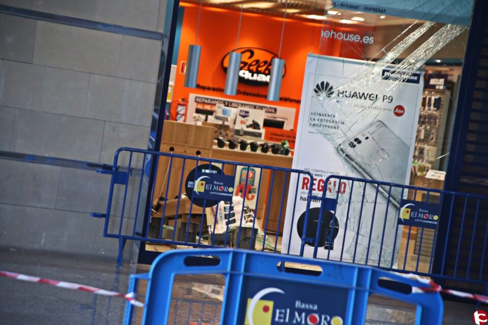 Un grupo de seis ladrones ataca la tienda de telefonía del centro Bassa el Moro mediante el sistema de alunizaje