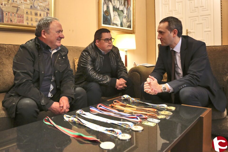 Cesar Sanchez recibe deportista Nacho Gil