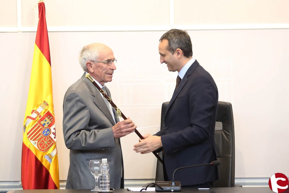 La Diputación de Alicante homenajea a los tres alcaldes democráticos más antiguos de la provincia