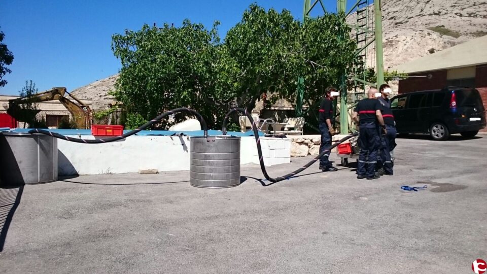 Los bomberos de Villena se forman en la utilización del contenedor NBQ