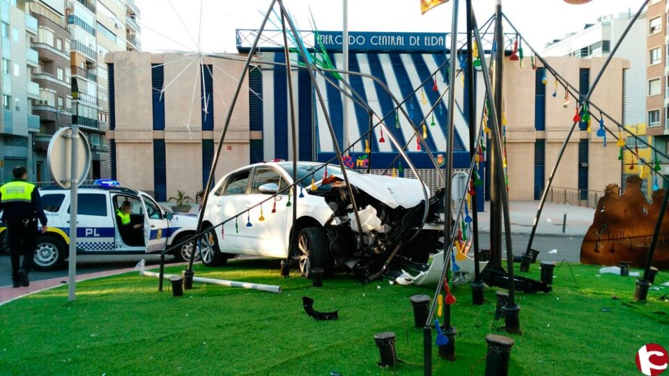 Una conductora pierde el control de su vehículo y se estrella contra la rotonda de las Fallas