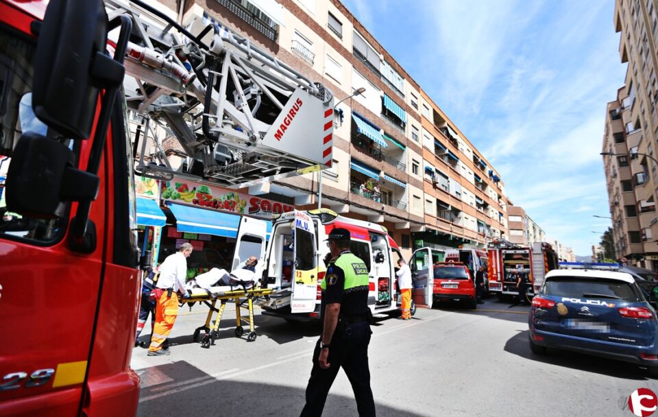 Policía Local y Nacional salva a un hombre de morir asfixiado en el incendio de su vivienda en Alfonso XIII