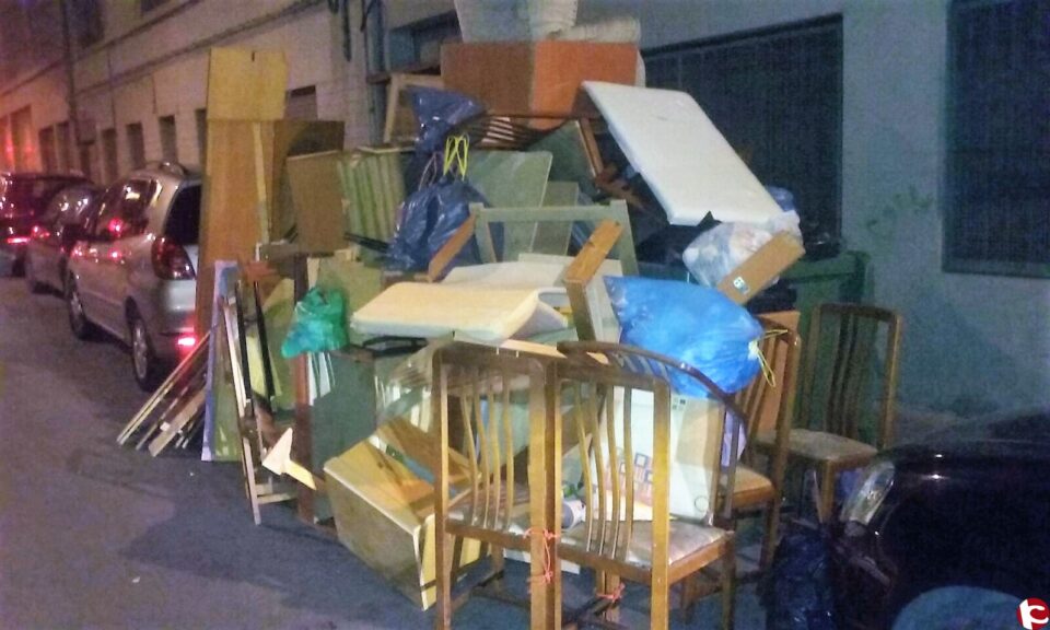 El Ayuntamiento hace un llamamiento a la ciudadanía para que no abandonen enseres en la calle
