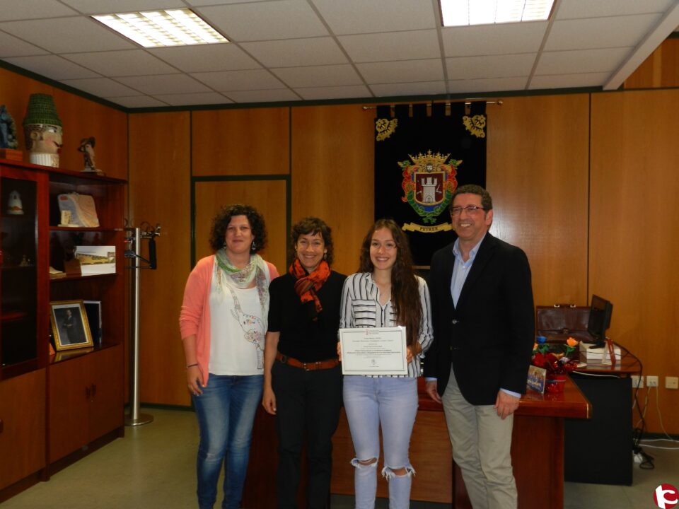 El alcalde Petrer recibe a la alumna Elena García