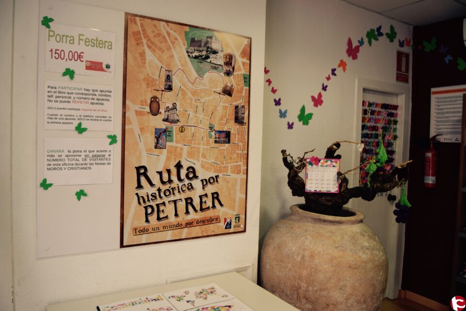 La Tourist Info de Petrer se prepara para los Moros y Cristianos