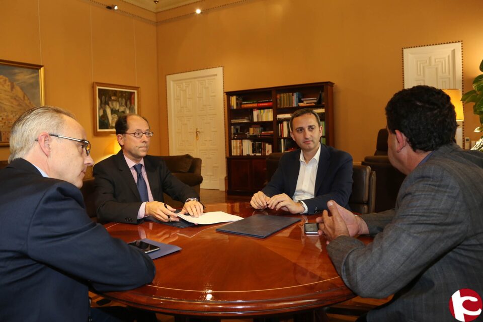 César Sánchez firma sendos convenios con la Fundación Cajamar Comunidad Valenciana y la Asociación de personas Sordociegas para favorecer la accesibilidad a la cultura